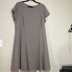 Sharagano Woman tan with crocheted pattern Short sleeve dress 20 W